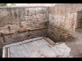 08080 ostia - regio v - insula ii - terme del filosofo (v,ii,6-7) - raum (4) - latrine - suedostecke.jpg